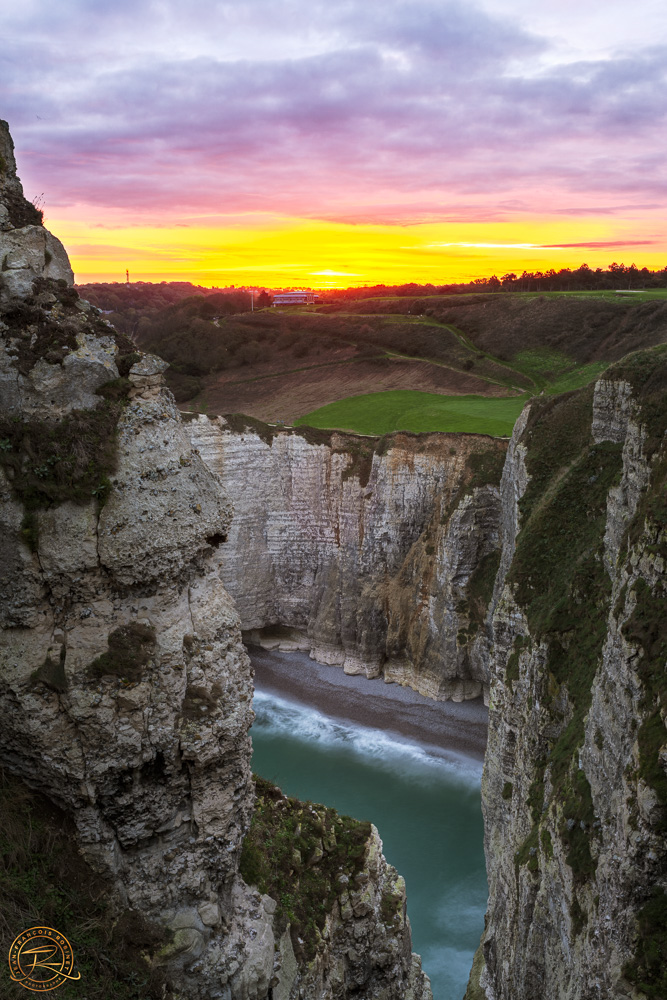 Lever de soleil entre les falaises d'étretat