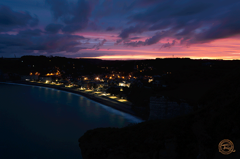 Lever de soleil sur la ville d'Etretat